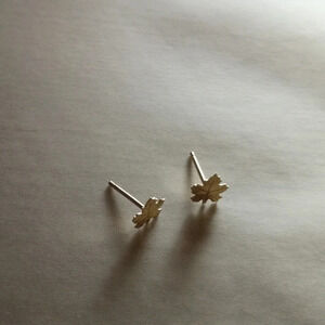 14kt gold maple  leaf studs